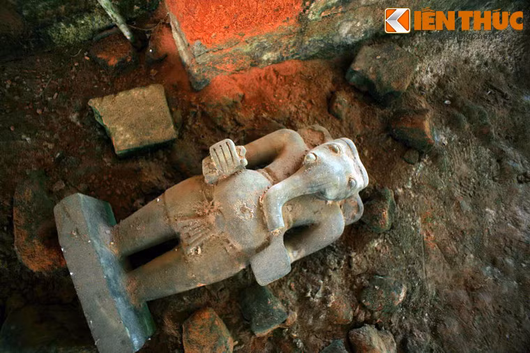 Tượng thần đầu voi Ganesa, thể hiện ảnh hưởng của Hindu giáo đối với văn hóa Óc Eo.