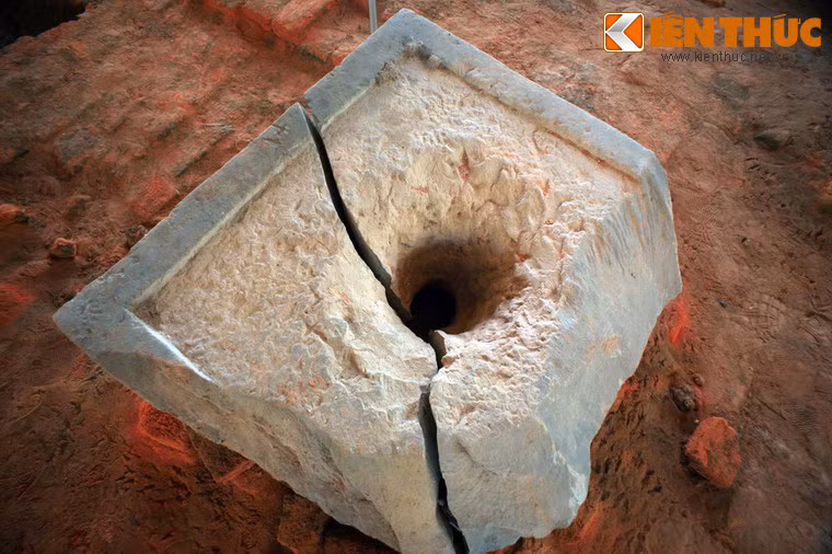 Bục tượng thờ.