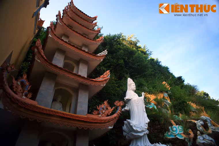 Năm 1967, chùa Hang thành nơi đồn trú của một tiểu đoàn công binh. Lòng hang đã được phá rộng để làm kho tàng và phục vụ việc chiến đấu, phòng thủ của dân quân địa phương.