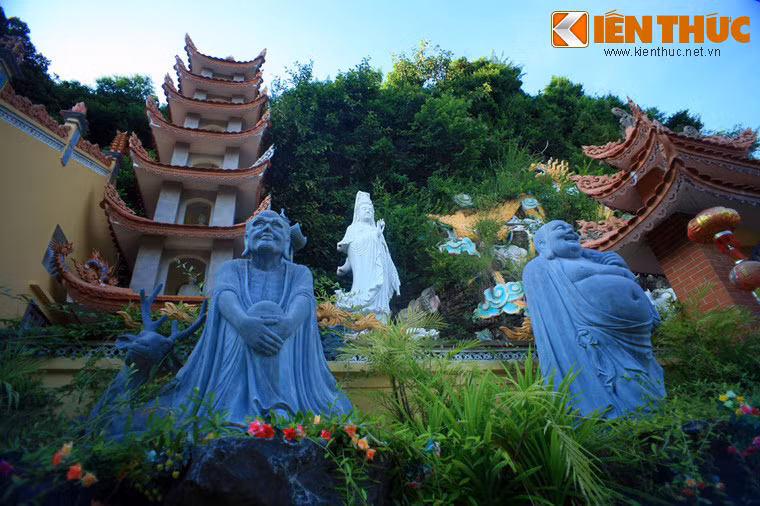 Theo truyền ngôn để lại, từ 2.000 năm trước, nhà sư Bần – tên dân dã do người địa phương gọi - người nước Thiên Trúc (Ấn Độ) theo thuyền đi truyền bá đạo Phật đã đến cư trú tại hang và mở chùa.