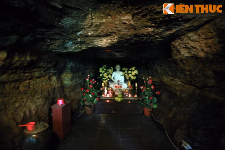 Hang có chiều cao 3,5m rộng 7m chia làm 2 bậc thềm, bậc thềm ngoài rộng khoảng 23m2 , bậc thềm trong cao hơn độ 0,5m, lòng hang hình thang xuyên thẳng sâu vào núi, dài chừng 25 m. Điểm sâu nhất của hang cao 1,2m rộng 1,3 m.