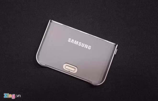 Điểm đặc biệt là chiếc bàn phím này không dùng pin hoặc Bluetooth để kết nối với máy mà khai thác chính màn hình cảm ứng bên dưới.