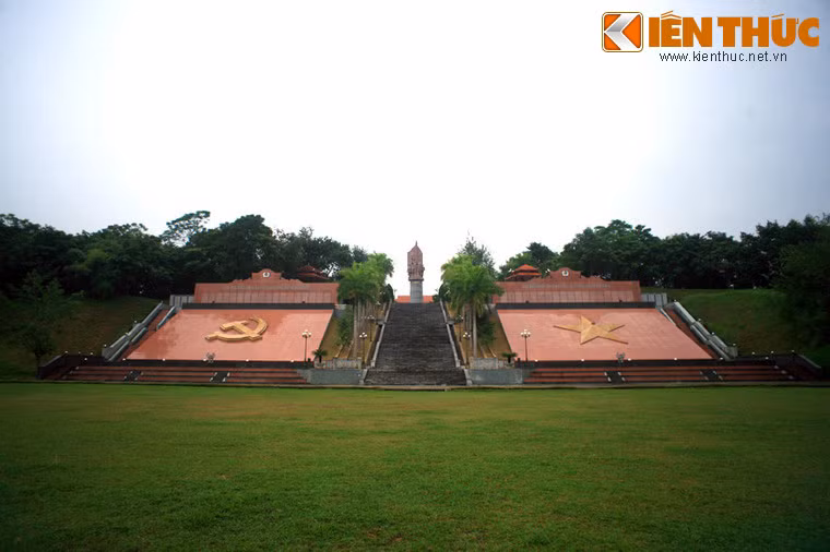 Nằm ở thôn Đồng Đon, xã Minh Thanh, huyện Sơn Dương, tỉnh Tuyên Quang, Khu di tích lịch sử Công an nhân dân là nơi bảo tồn, lưu giữ, giới thiệu những dấu tích và hàng nghìn kỷ vật lưu niệm của lực lượng công an nhân dân trong những năm đầu tiên của chính quyền cách mạng.