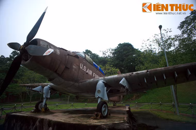 Với các hoạt động lập đội trừ gian, đội công an xung phong, xây dựng mạng lưới giao thông liên lạc, trong khu căn cứ địa, Nha Công an đã làm tốt việc rà soát các đối tượng phức tạp, làm trong sạch địa bàn, chống các hoạt động do thám của địch, giữ gìn trật tự xã hội vùng hậu phương. Các chiến sĩ cũng tập trung làm tốt công tác bảo vệ lãnh tụ, các cơ quan đầu não của Đảng và Chính phủ. Ảnh: Chiếc máy bay của Mỹ từng được sử dụng tại Nha Công an.