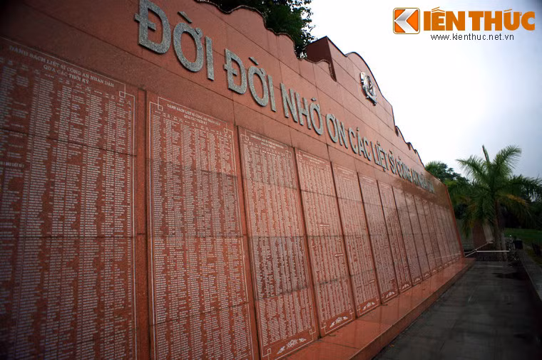 Trong hơn 3 năm ở và làm việc tại Đồng Đon, Nha Công an Trung ương đã bảo vệ tuyệt đối an toàn cho chủ tịch Hồ Chí Minh và các đồng chí lãnh đạo Đảng, Nhà nước và các cơ quan đầu não của Trung ương, góp phần không nhỏ vào sự nghiệp vẻ vang của cuộc kháng chiến chống thực dân Pháp. Ảnh: Bia ghi công các liệt sĩ công an nhân dân.