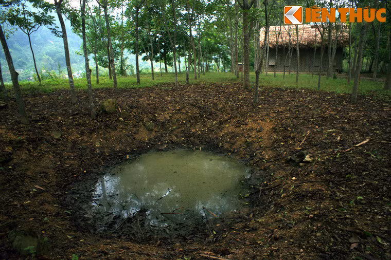 Ngay từ những ngày đầu, cán bộ, chiến sĩ Nha Công an Trung ương đã xác định tư tưởng trường kỳ kháng chiến, xây dựng tổ chức, bố trí lực lượng và chỉnh đốn công tác cho phù hợp với tình hình mới. Nha Công an Trung ương đã chỉ đạo lực lượng công an trong toàn quốc tiễu phỉ, trừ gian, xây dựng cơ sở nắm tình hình địch, kiểm soát nội bộ, thực hiện chính sách tôn giáo và dân tộc. Ảnh: Hố bom do máy bay Pháp đánh phá ở khu di tích.