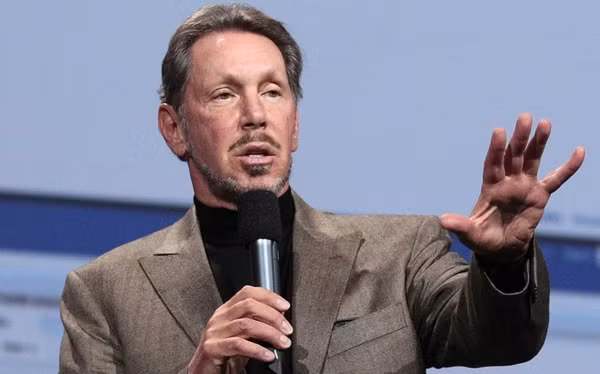  Larry Ellison – Oracle. Tài sản: 50 tỉ USD. Chuyên gia lập trình, doanh nhân và nhà từ thiện Larry Ellison thành lập hãng cơ sở dữ liệu Oracle vào những năm 70 của thế kỷ trước. Larry Ellison từng xuất hiện trong bộ phim Người sắt 2 đình đám.