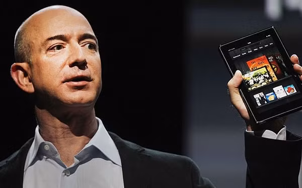  Jeff Bezos – Amazon. Tài sản: 47,8 tỉ USD. Jeff Bezos đã lập ra trang bán lẻ trực tuyến lớn nhất thế giới – Amazon năm 1994 trong chiếc gara nhỏ bé của mình. Xuất phát điểm của Jeff Bezos cũng khá giống với hoàn cảnh của người tạo ra Google và Apple.