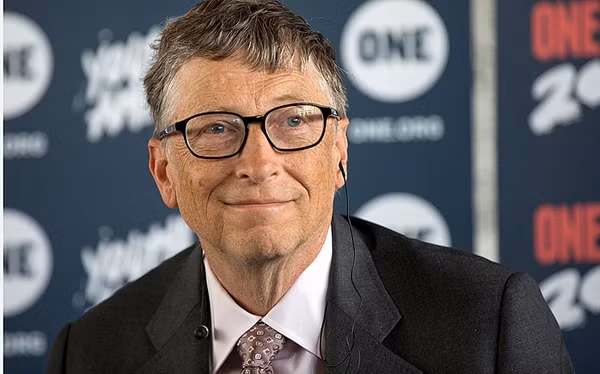  Bill Gates – Microsoft. Tài sản: 79,6 tỉ USD. Bill Gates vẫn được coi là một tượng đài trong lĩnh vực công nghệ. Ngay cả khi không lãnh đạo Microsoft thì ông vẫn là người giàu nhất thế giới trong lĩnh vực công nghệ với tổng giá trị tài sản gần 80 tỉ USD. Kể từ khi đồng sáng lập ra Microsoft năm 1975, Bill Gates đã làm từ thiện hàng triệu USD. Ông cũng viết rất sách và được toàn bộ cộng đồng người dùng máy tính trên toàn thế giới biết đến.