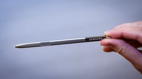  Như bút thật. Từ trước tới nay, dùng bút điều khiển trên màn hình thiết bị luôn cho cảm giác không thực sự tốt, nhưng điều đó lại không đúng với S Pen. Thiết bị này cho trải nghiệm viết, vẽ tay vô cùng chính xác giống như chiếc bút thật viết, vẽ trên giấy. Bút S Pen trên Galaxy Note 5 được gài vô cùng khéo léo vào Note 5, bạn chỉ cần đẩy nhẹ ra là có thể sử dụng được luôn.