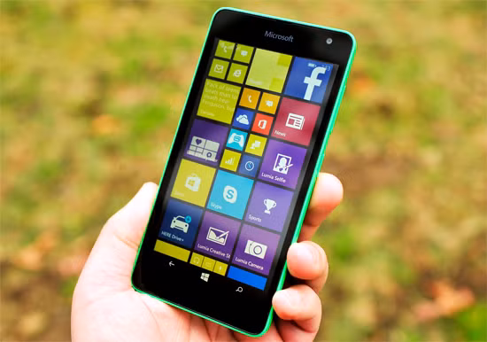  2. Microsoft Lumia 535 (2.990.000 đồng). Smartphone giá 3 triệu đồng này sở hữu vẻ ngoài khá trẻ trung với bộ vỏ bằng nhựa bóng bẩy, nhiều màu sắc theo phong cách của dòng Lumia. Lumia 535 chạy vi xử lý Qualcomm Snapdragon 200 4 nhân tốc độ 1.2 GHz, RAM 1GB, bộ nhớ trong 8GB hỗ trợ thẻ nhớ, pin 1.905 mAh.Máy có màn hình 5 inch công nghệ IPS LCD độ phân giải qHD 540 x 960 pixel. Camera trước và sau của Lumia 535 đều có độ phân giải 5 megapixel. Máy ảnh trước góc rộng hỗ trợ chụp selfie. Lumia 535 chạy hệ điều hành Windows 8.1.