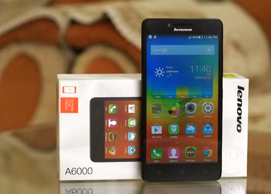  3. Lenovo A6000 (2.990.000 đồng). Máy có thiết kế mạnh mẽ bởi hình thức vuông vức, nhưng các góc vẫn được bo tròn. Mặt sau máy được làm bằng nhựa giả kim loại, thiết kế nhám mờ hạn chế vân tay và trầy xước.A6000 sở hữu màn hình 5 inch độ phân giải HD 720 x 1280 pixel, chạy vi xử lý Qualcomm Snapdragon 410 4 nhân tốc độ 1.2GHz, RAM 1GB, bộ nhớ trong 8GB hỗ trợ thẻ nhớ, pin 2.300mAh. Smartphone của Lenovo được trang bị hai camera trước, sau độ phân giải 2 và 8 megapixel.