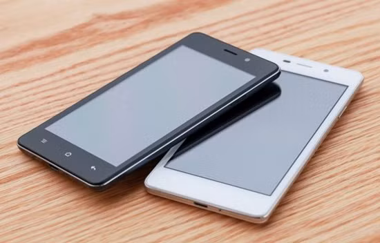  4. Oppo Joy 3 (2.990.000 đồng). Smartphone giá 3 triệu đồng Joy 3 được làm bằng nhựa với đường viền kim loại bao quanh máy. Thiết bị sở hữu màn hình 4,5 inch độ phân giải 480 x 854 pixel, trang bị vi xử lý MediaTek 4 nhân tốc độ 1.3GHz, RAM 1GB, bộ nhớ trong 4GB hỗ trợ thẻ nhớ ngoài. Máy chạy Android 4.4 KitKat. Oppo trang bị cho Joy 3 hai camera độ phân giải 2 và 5 megapixel.