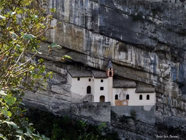 Tu viện Hermitage của San Colombano (Italy): Được xây dựng vào năm 1319 nằm chênh vênh bên một vạt đá cao 120 mét và dường như ăn sâu vào bên trong thung lũng. Tuy nhiên, bạn hoàn toàn có thể lái xe rồi đi tới tham quan tu viện.