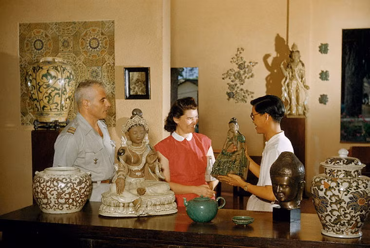 Hai vợ chồng người Pháp tại một phòng trưng bày nghệ thuật ở Biên Hòa.