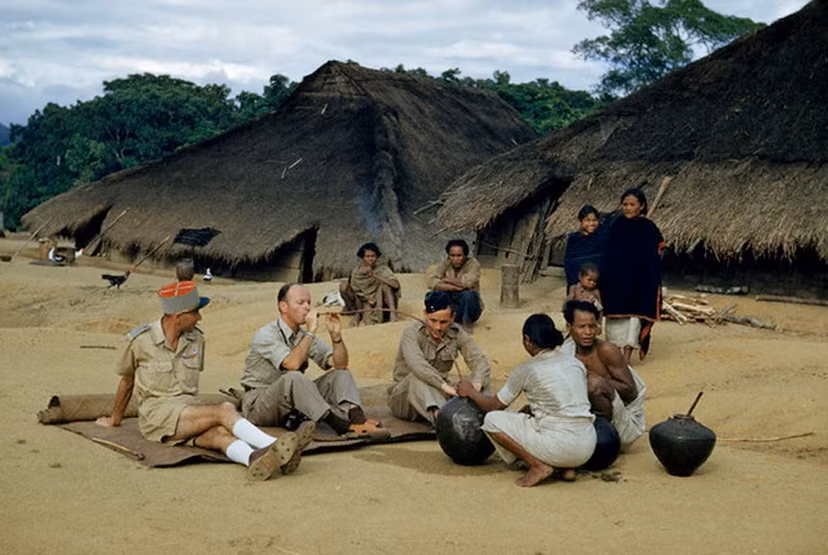 Khách Tây phương uống rượu cần trong làng người Thượng ở Tây Nguyên.