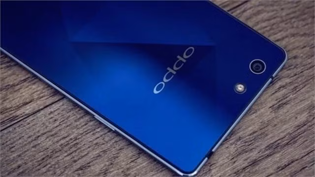  Oppo Mirror 5. Giá 5,5 triệu đồng, kiểu dáng mỏng và thiết kế thời trang, model tầm trung của Oppo sắp có mặt tại các đại lý trong tháng 8. Smartphone đáng chú ý này có màn hình 5 inch độ phân giải 540 x 960 pixel, vi xử lý Qualcomm Snapdragon 410 lõi tứ 1,2 GHz, RAM 2 GB, pin 2.420 mAh. Mirror 5 có camera chính 8 MP và máy ảnh selfie ở mặt trước độ phân giải 5 MP.