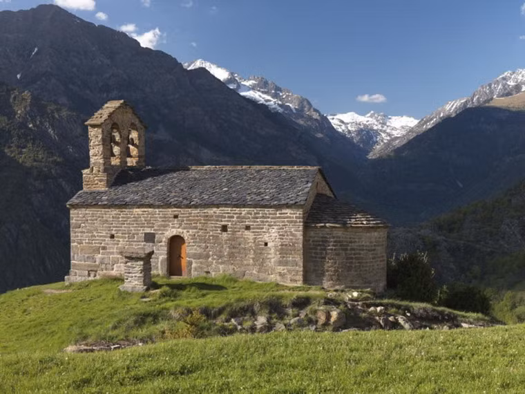 Về kết cấu, nhà thờ Roman sử dụng nhiều cuốn cửa trụ, vòm nôi và vòm bán cầu. Các loại mái vòm được làm bằng đá và kĩ thuật còn hạn chế nên mặt bằng kiến trúc các bộ phận thường chỉ là vuông, tròn hoặc hình chữ thập La tinh.