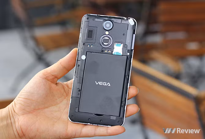 Mặt lưng có thể tháo rời để lắp SIM chuẩn micro-SIM, thẻ nhớ và đặc biệt là thay pin. Giống như các smartphone nội địa Hàn Quốc, Sky A900L được tặng kèm một viên pin thứ hai cùng với một chiếc dock vừa để sạc pin vừa để đựng máy và cũng có ăng-ten ở bên phải đỉnh máy.