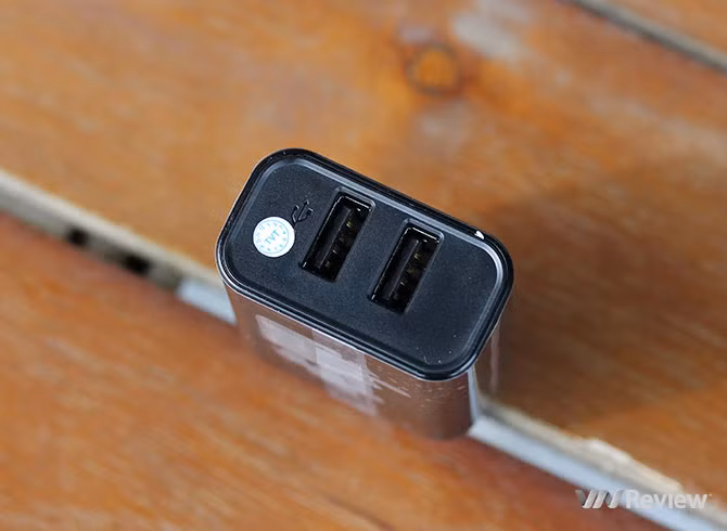 Củ sạc có hai đầu ra có thể sạc cùng lúc cho cả máy và dock.