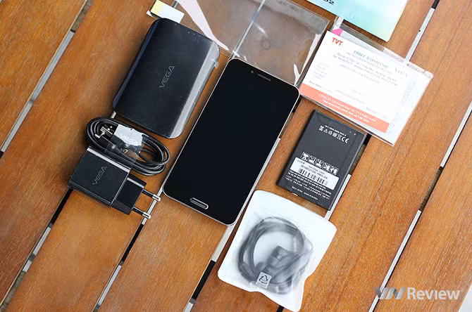 Máy có nhiều phụ kiện đi kèm: 2 viên pin, củ sạc hai cổng, dock, tai nghe, cáp micro-USB, sách hướng dẫn và tấm dán màn hình.