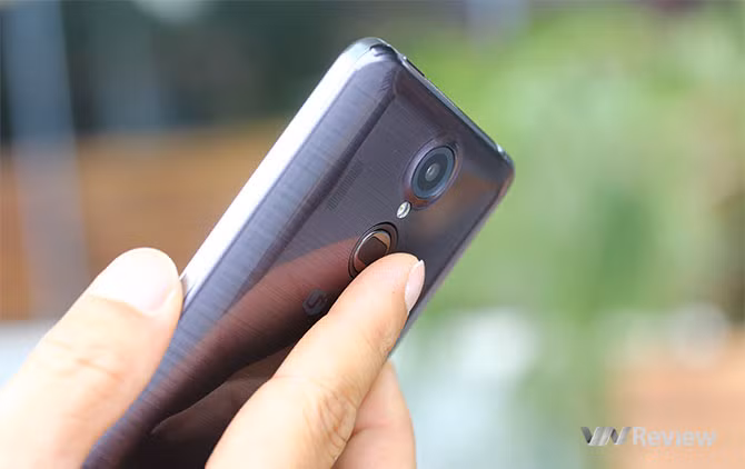 Cảm biến vân tay ở phía sau.