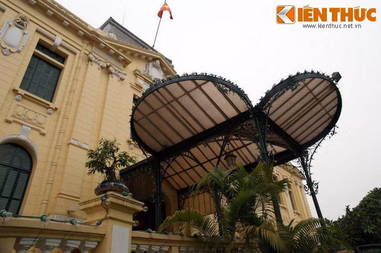 Trong Cách mạng tháng Tám, ngày tổng khởi nghĩa ở Hà Nội (19/8/1945), lực lượng Việt Minh cùng nhân dân Hà Nội đã tiến công và chiếm giữ tòa nhà này. Ảnh: Chiếc cổng có vòm kính trước trước tòa nhà, một hình ảnh quen thuộc gắn với cuộc biểu tình ngày 19/8/1945.