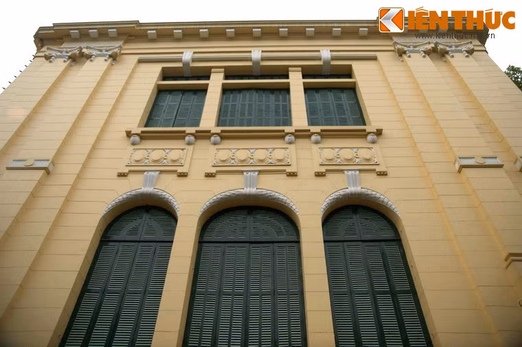 Công trình là đại diện tiêu biểu cho kiến trúc tân cổ điển thời Pháp thuộc với bố cục các mặt đăng đối, mặt đứng với hàng cột cổ điển khỏe khoắn cùng những chi tiết Baroque, Phục hưng. Ảnh: Mặt bên tòa nhà.