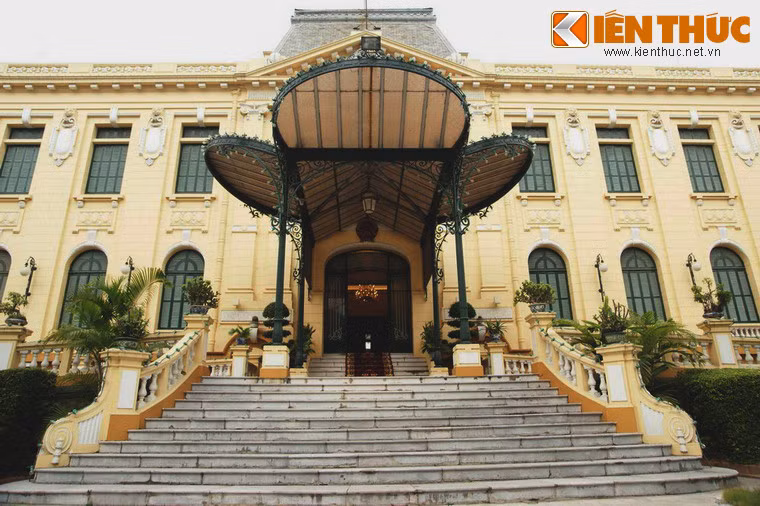 Tòa nhà này được xây dựng vào năm 1918-1919 để làm Phủ thống sứ Bắc Kỳ - cơ quan đầu não của chính quyền thực dân Pháp tại miền Bắc Việt Nam. Ảnh: Mặt trước tòa nhà.