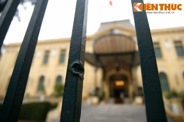  Trận Bắc Bộ phủ đã trở thành một trận đánh tiêu biểu của tinh thần “Quyết tử cho Tổ quốc quyết sinh” của quân và dân Hà Nội trong những ngày đầu kháng chiến. Ảnh: Vết đạn từ cuộc chiến năm 1946 vẫn còn lưu lại trên hàng rào Bắc Bộ phủ.