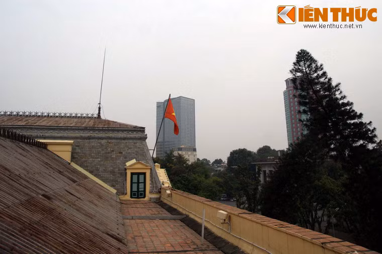 Trên tầng thượng tòa nhà.