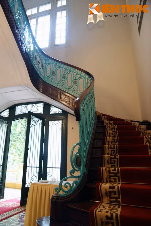 Sau khi giải phóng Thủ đô (10/10/1954), Bắc Bộ phủ được tu sửa lại và trở thành Nhà khách Chính phủ. Ảnh: Cầu thang gỗ trong tòa nhà.
