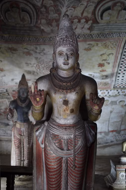 Bên cạnh chủ đề Phật giáo, trong các hang động này còn có cả những bức tượng Hindu giáo, thể hiện các vị thần Hindu, Vishnu thần và thần Ganesh.