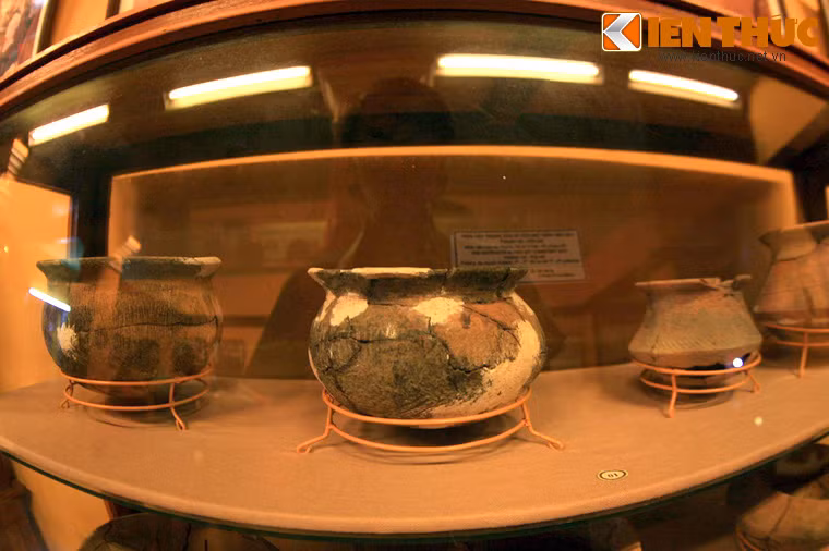 Trong mộ chum bao giờ cũng kèm theo đồ tuỳ táng gồm đồ gốm, công cụ đá, công cụ sắt, đồng và đồ trang sức.... thể hiện một tín ngưỡng riêng của cư dân Sa Huỳnh cũng như của cư dân vùng biển ở nhiều khu vực trên thế giới.