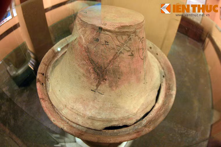 Chum thường có nắp hình nón cụt đáy bằng, loại gần hình chóp nón đáy gần nhọn, loại hình cầu đáy lòng chảo...