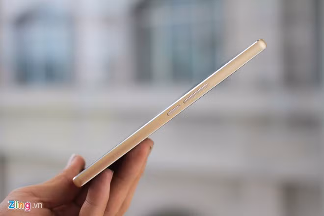 Phím nguồn và phím tăng giảm âm lượng được đặt bên cạnh phải, nó hơi thấp xuống dưới thay vì nằm ở vị trí cạnh 1/3 như các smartphone trên thị trường. Các phím này được thiết kế đẹp nhưng chưa được cứng cáp.