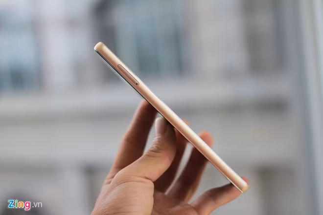 Cạnh bên của máy được bo tròn, đường cắt CNC dọc 2 bên thân máy đem lại cảm giác rất dễ chịu khi cầm trên tay. Khe cắm SIM và thẻ nhớ nằm bên cạn trái, Prime Xense hỗ trợ 2 SIM.