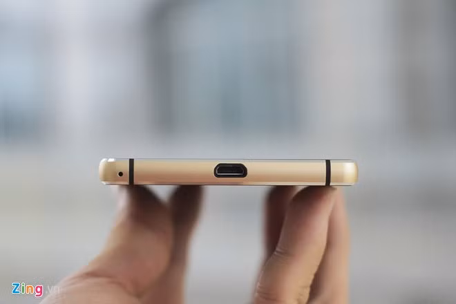 Cạnh dưới là loa thoại và giác cắm USB 3.0.