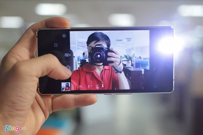 Thực tế cho thấy, ảnh chụp từ camera trước kèm đèn flash cho màu sắc rất sáng và chi tiết, không bị nhiễu hạt.