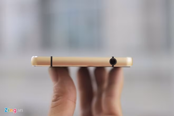 Cạnh trên là giắc cắm tai nghe 3,5 mm, 2 đường cắt bằng nhựa giúp máy bắt sóng tốt hơn.