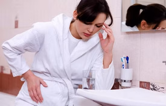 Táo bón. “Đi nặng” là cách thải độc tố tự nhiên của cơ thể. Nếu việc đi vệ sinh gặp khó khăn và không đều đặn mỗi ngày thì có thể độc tố đã bị tái hấp thụ vào đường máu vì không được thải ra ngoài.