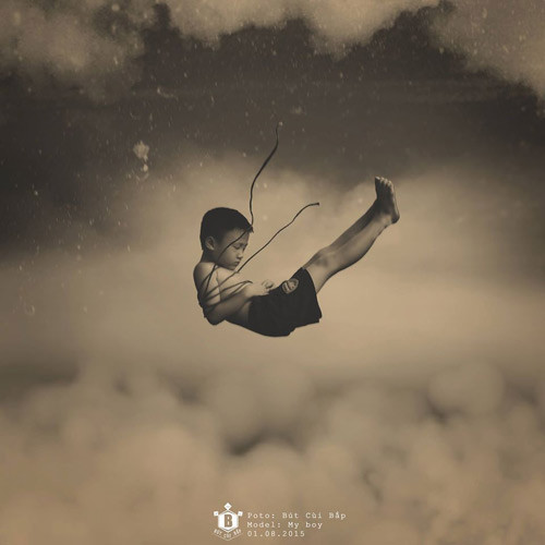 Bằng ý tưởng sáng tạo, bộ ảnh đã nói lên hệ lụy đáng tiếc mà các bậc cha mẹ đang nuông chiều con cái bằng những món đồ công nghệ vô hồn. Ảnh: “Những đứa trẻ dần bị rơi vào ảo giác, chúng ngủ, năm mơ, mình bay bổng giữa thế giới ảo. Sợi dây kìa là dây mạng...đã trói buộc chúng với internet. Dần dần chúng sẽ rơi xuống những hố sâu mà chúng không có phản kháng gì”.