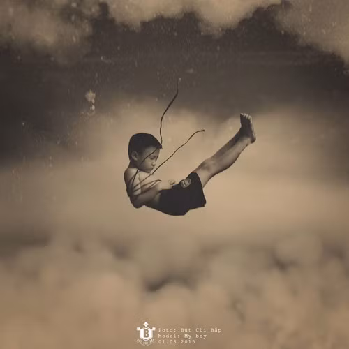 Bằng ý tưởng sáng tạo, bộ ảnh đã nói lên hệ lụy đáng tiếc mà các bậc cha mẹ đang nuông chiều con cái bằng những món đồ công nghệ vô hồn. Ảnh: “Những đứa trẻ dần bị rơi vào ảo giác, chúng ngủ, năm mơ, mình bay bổng giữa thế giới ảo. Sợi dây kìa là dây mạng...đã trói buộc chúng với internet. Dần dần chúng sẽ rơi xuống những hố sâu mà chúng không có phản kháng gì”.