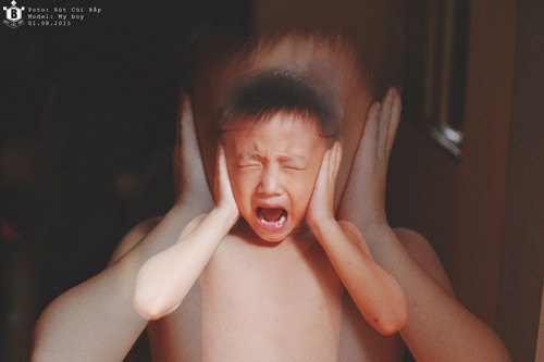 Sau một ngày đăng tải, bộ ảnh "Đứa trẻ công nghệ" đã được chia sẻ “chóng mặt” trên các trang mạng. Ảnh: “Chúng hét lên khi không được chơi. Chúng đòi chơi... Chúng không nghe bất cứ điều gì từ ba mẹ”.