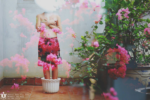 “Và xem lại đi hỡi những ông bố bà mẹ, tưới tắm cho nhiều dinh dưỡng từ smartphone, nó trở thành gì khi vô tâm?”.