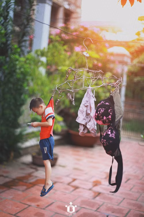 Gần đây, bộ ảnh “ Đứa trẻ công nghệ” của tác giả Đỗ Xuân Bút đăng tải trên trang cá nhân đã nhận được nhiều lời khen ngợi của cộng đồng mạng. Ảnh: Nhiều ông bố bà mẹ chọn cách đưa cho con đồ chơi công nghệ để nó im lặng, để nó không khóc. Việc trông trẻ sẽ như phơi quần áo. Phơi ra lúc sáng đi làm rồi trưa về cất chúng...