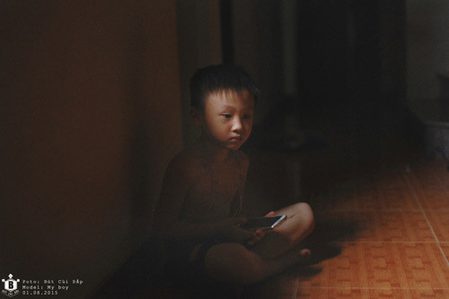 Bộ ảnh này được tác giả lên ý tưởng, phác thảo trên giấy một tuần, và mất 2 ngày bấm máy. Ảnh: “Đứa trẻ dần lệ thuộc vào chiếc smartphone...Đứa bé không nhanh nhẹn không hoạt bát. Nó dần thích bóng tối, con người của nó đang dần lùi vào bóng tối với chiếc điện thoại thông minh trong tay”.
