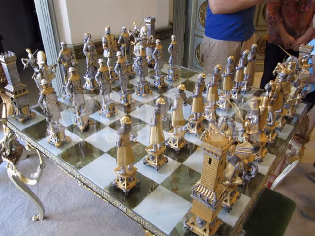 Bộ bàn cờ độc đáo chỉ là một trong những món đồ quý hiếm trong nhà của doanh nhân - diễn viên Thủy Tiên.