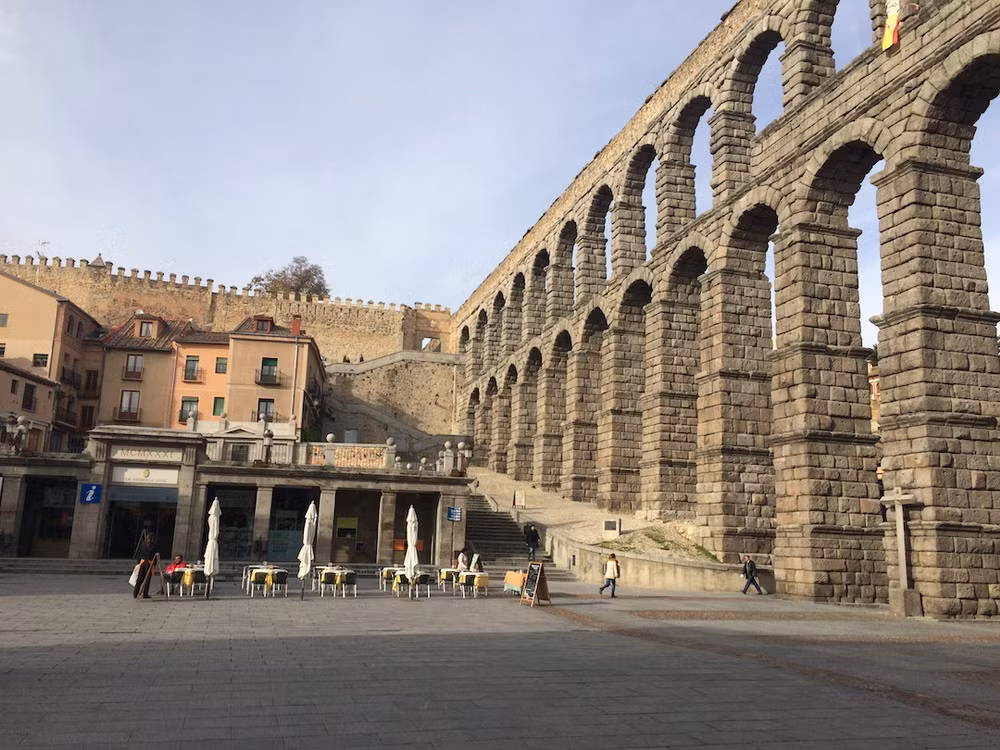 Đặc biệt, hệ thống dẫn nước của cầu vẫn hoạt động cho tới thập niên 1970.