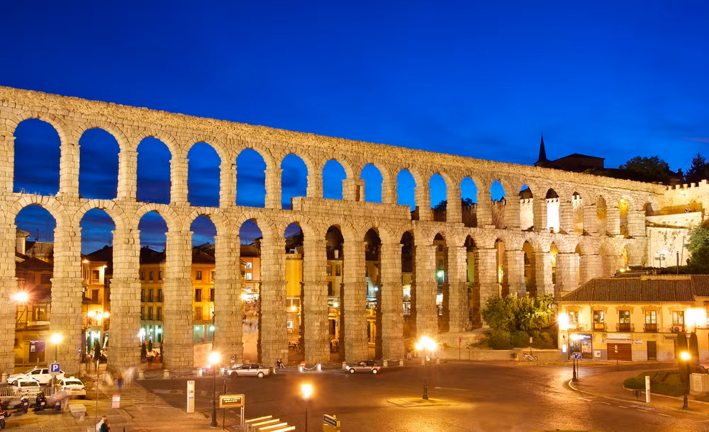 Cầu máng Segovia có chiều dài 728m, chiều cao 28m với 118 vòng cung.